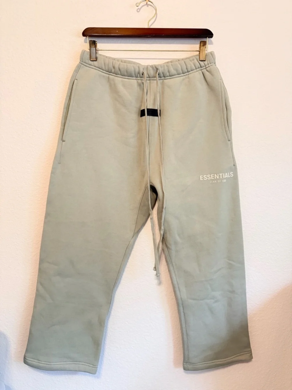 Fear of God Essential fleece Sweatpants color eggshell, straight leg sz S Unisex - Picture 9 of 12